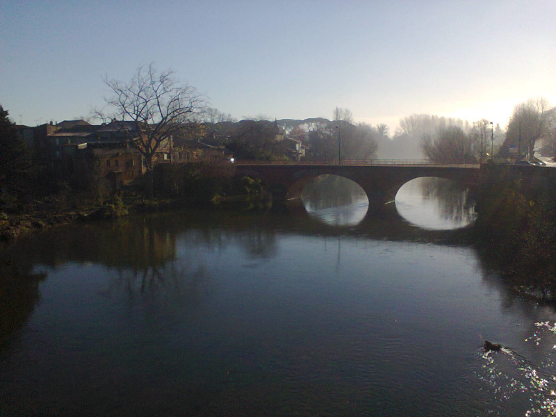 pont embrumé